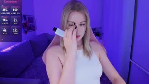 Snapshot of honey_blondee chatting on October 2025 09:20:01 PM Tammy online show from October 2025 09:20:01 PM