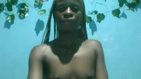 Snapshot of honey_bug2 chatting on September 2025 01:11:01 AM Queen online show from September 2025 01:11:01 AM