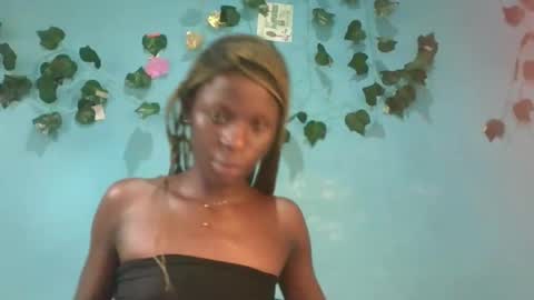 Snapshot of honey_bug2 chatting on September 2025 08:08:01 AM Queen online show from September 2025 08:08:01 AM