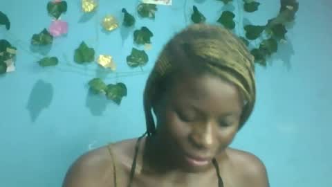 Snapshot of honey_bug2 chatting on October 2025 09:56:01 PM Queen online show from October 2025 09:56:01 PM