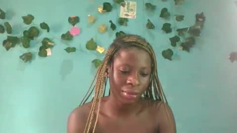 Snapshot of honey_bug2 chatting on October 2025 09:07:02 AM Queen online show from October 2025 09:07:02 AM