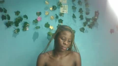 Snapshot of honey_bug2 chatting on October 2025 09:23:01 PM Queen online show from October 2025 09:23:01 PM