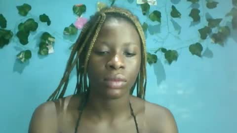 Snapshot of honey_bug2 chatting on October 2025 06:33:01 AM Queen online show from October 2025 06:33:01 AM