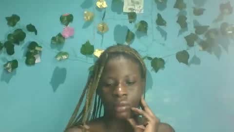 Snapshot of honey_bug2 chatting on October 2025 11:05:01 PM Queen online show from October 2025 11:05:01 PM