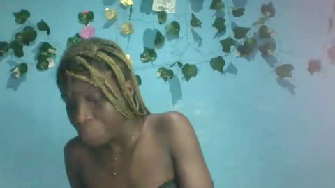 Snapshot of honey_bug2 chatting on October 2025 09:04:02 PM Queen online show from October 2025 09:04:02 PM