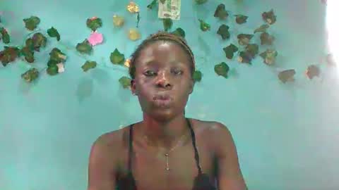 Snapshot of honey_bug2 chatting on October 2025 09:10:01 AM Queen online show from October 2025 09:10:01 AM