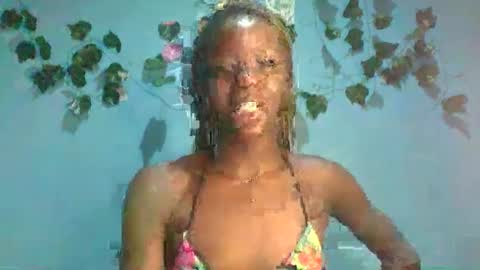 Snapshot of honey_bug2 chatting on October 2025 10:45:01 PM Queen online show from October 2025 10:45:01 PM