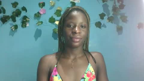 Snapshot of honey_bug2 chatting on October 2025 01:17:02 AM Queen online show from October 2025 01:17:02 AM