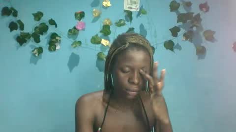 Snapshot of honey_bug2 chatting on October 2025 03:29:02 AM Queen online show from October 2025 03:29:02 AM