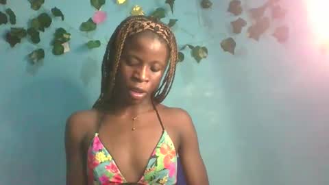 Snapshot of honey_bug2 chatting on November 2025 12:44:01 AM Queen online show from November 2025 12:44:01 AM