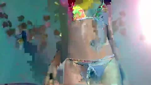 Snapshot of honey_bug2 chatting on November 2025 01:37:01 AM Queen online show from November 2025 01:37:01 AM