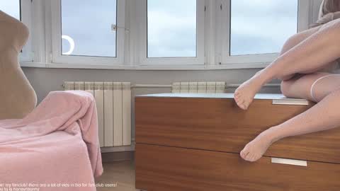 Snapshot of honey_sunshine chatting on November 2025 10:05:01 AM Jenyanew vid how I squirt in forest in bio online show from November 2025 10:05:01 AM