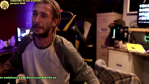 Snapshot of honeyand_thebear chatting on December 2024 03:28:02 AM Honey and Bear online show from December 2024 03:28:02 AM