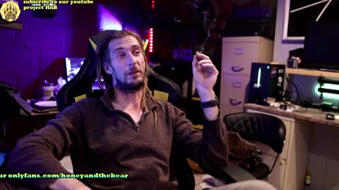 Snapshot of honeyand_thebear chatting on December 2024 03:38:02 AM Honey and Bear online show from December 2024 03:38:02 AM