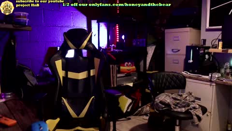 Snapshot of honeyand_thebear chatting on January 2025 03:29:02 AM Honey and Bear online show from January 2025 03:29:02 AM
