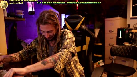 Snapshot of honeyand_thebear chatting on January 2025 06:09:02 AM Honey and Bear online show from January 2025 06:09:02 AM