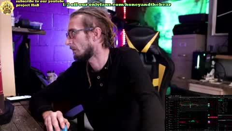 Snapshot of honeyand_thebear chatting on January 2025 01:17:01 PM Honey and Bear online show from January 2025 01:17:01 PM