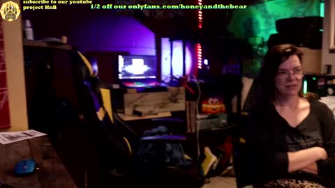 Snapshot of honeyand_thebear chatting on January 2025 03:08:01 AM Honey and Bear online show from January 2025 03:08:01 AM