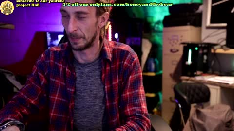 Snapshot of honeyand_thebear chatting on February 2025 03:16:02 AM Honey and Bear online show from February 2025 03:16:02 AM