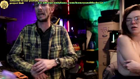 Snapshot of honeyand_thebear chatting on February 2025 03:32:02 AM Honey and Bear online show from February 2025 03:32:02 AM