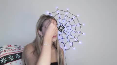 honeyveil online show from October 2025 12:30:01 PM