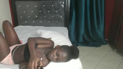 Snapshot of hornybella4 chatting on January 2025 01:41:01 AM Bella online show from January 2025 01:41:01 AM