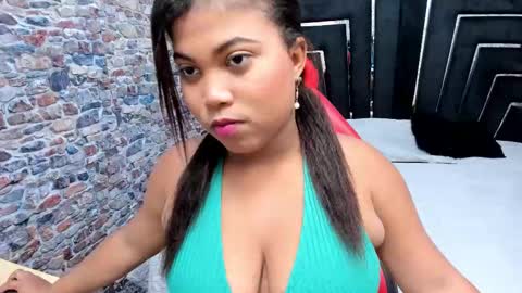 Estrella  online show from October 2025 07:47:01 PM