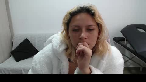 Mia online show from March 2025 05:17:02 PM