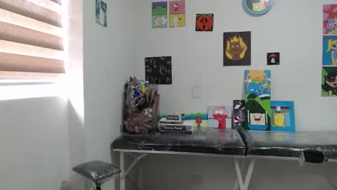 Mia online show from September 2025 01:23:01 PM