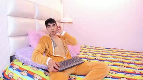hottiie_guy online show from October 2025 06:05:01 PM