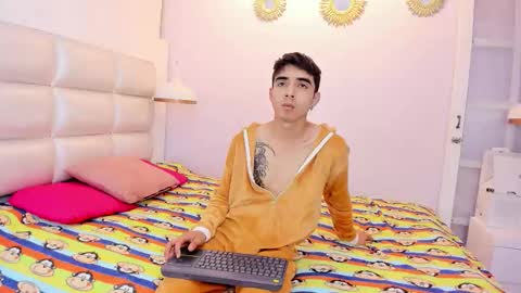 hottiie_guy online show from October 2025 06:07:01 PM