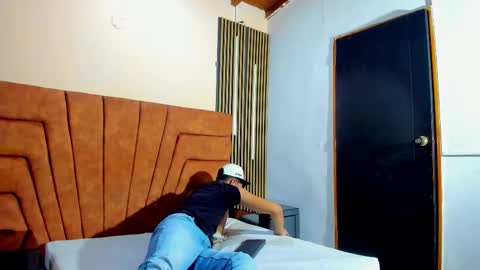 Snapshot of howar_01 chatting on October 2025 09:19:02 PM howar_01 online show from October 2025 09:19:02 PM