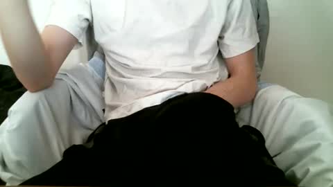 Snapshot of hug_me chatting on October 2025 12:35:01 PM Keanu online show from October 2025 12:35:01 PM