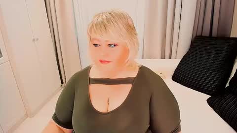 Snapshot of huge_booobs chatting on October 2025 07:08:02 AM milli online show from October 2025 07:08:02 AM