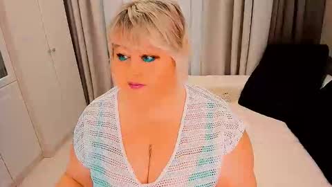 Snapshot of huge_booobs chatting on October 2025 07:08:01 AM milli online show from October 2025 07:08:01 AM