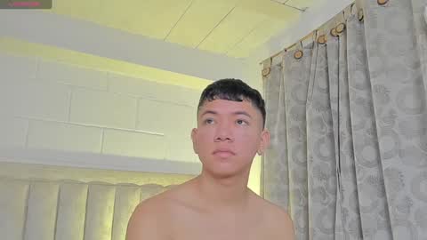 Snapshot of iamjulian_ chatting on January 2025 11:17:01 AM Juliiiiian online show from January 2025 11:17:01 AM