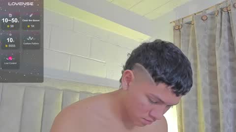 Snapshot of iamjulian_ chatting on January 2025 05:06:01 PM Juliiiiian online show from January 2025 05:06:01 PM