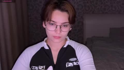 Ksenia online show from November 2025 03:23:01 PM