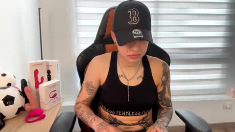 Snapshot of im_laia_ chatting on January 2025 08:30:02 PM Laia online show from January 2025 08:30:02 PM