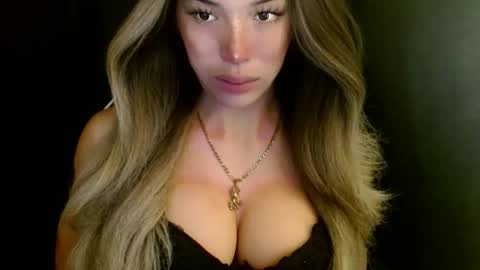 Snapshot of imyour_queen10 chatting on October 2025 12:04:01 AM Queen Gwen online show from October 2025 12:04:01 AM