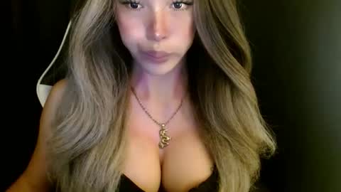 Snapshot of imyour_queen10 chatting on October 2025 12:45:01 AM Queen Gwen online show from October 2025 12:45:01 AM