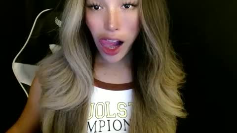 Snapshot of imyour_queen10 chatting on November 2025 05:07:01 AM Queen Gwen online show from November 2025 05:07:01 AM