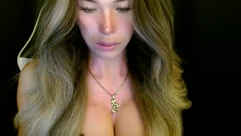 Snapshot of imyour_queen10 chatting on November 2025 06:18:02 PM Queen Gwen online show from November 2025 06:18:02 PM