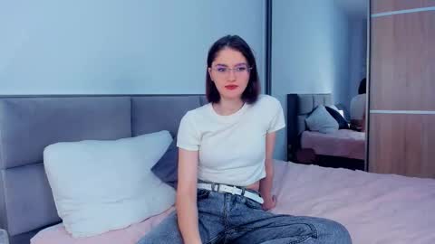 Kira online show from October 2025 04:16:01 AM