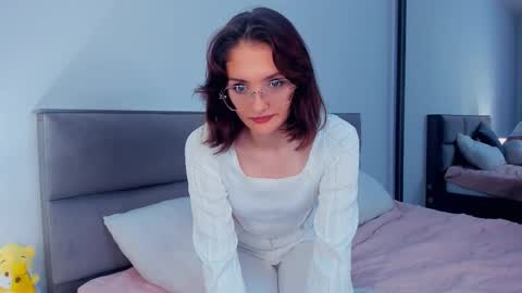 Kira online show from October 2025 04:25:02 AM