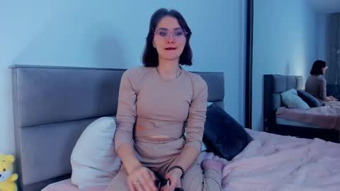 Kira online show from October 2025 04:13:02 AM