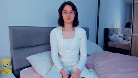 Kira online show from November 2025 04:24:01 AM