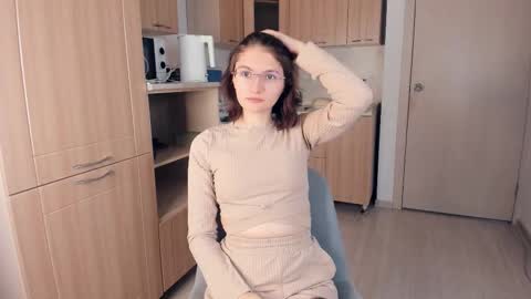 Kira online show from November 2025 04:11:01 AM