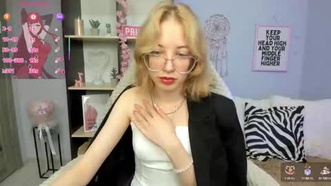 Mia online show from October 2025 02:48:01 PM