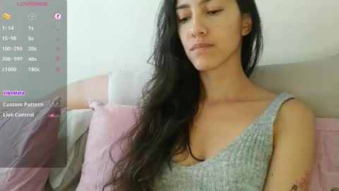 Snapshot of innocentlatiina chatting on October 2025 07:58:02 PM Laroa online show from October 2025 07:58:02 PM